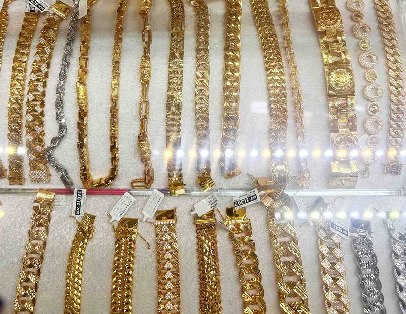 Nhieu khach hang chuyen qua mua vang trang suc. Anh: Ngoc Le