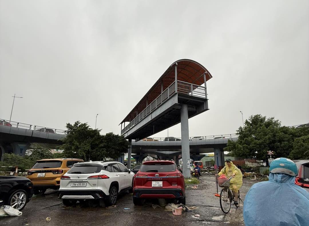 Hinh anh duoi chan cau vuot Ngoc Hoi hom qua va sau khi nuoc rut. Anh: Vinh Trung