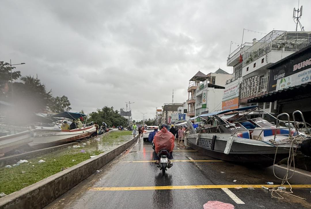 Nhieu cano mac can sau khi nuoc rut o trung tam Nha Trang. Anh: Loc Tho