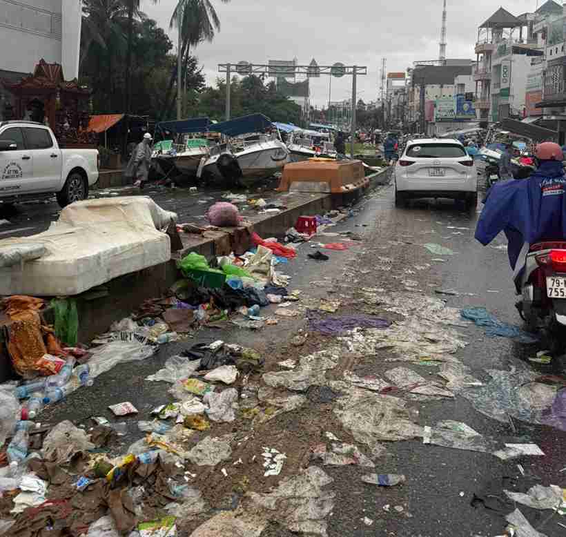 排水が引いた後、ニャチャンの多くの通りが覆われた。写真:Loc Tho