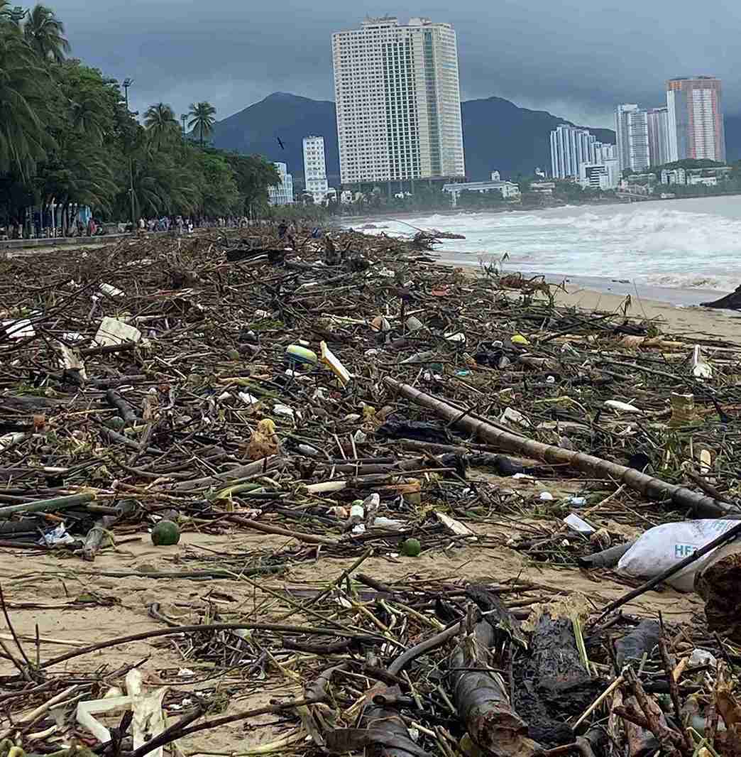 Khu vuc bo bien Nha Trang ngap trong rac. Anh: Loc Tho