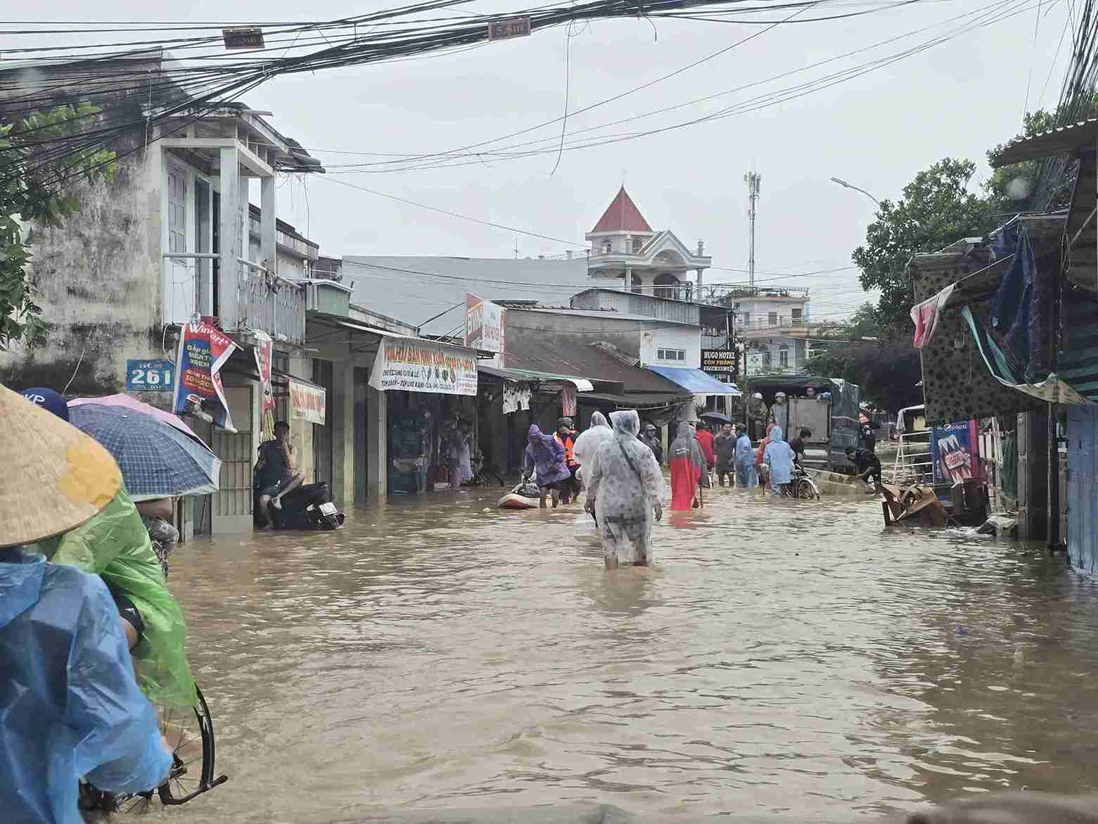 Nguoi dan tai khu vuc phuong Tay Nha Trang bat dau di chuyen ve nha sau khi nuoc rut. Anh: Thien Thanh