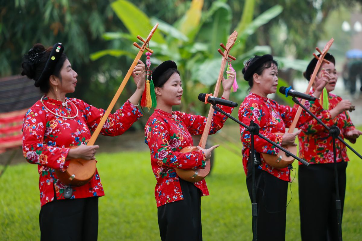 Nguoi dan toc Nung trong trang phuc hoa dao truyen thong, cam dan tinh bieu dien tai “Ngay hoi van hoa cac dan toc“. Anh: Hai Nguyen