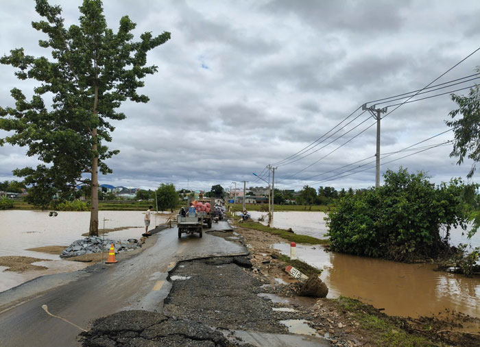 After the flood, many traffic routes were damaged and seriously eroded. Photo: Mai Vu