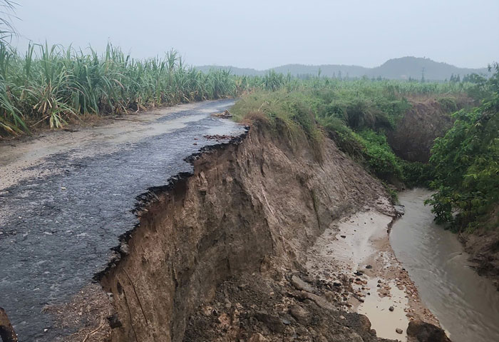Sat lo duong o xa Po To. Anh: Mai Vu