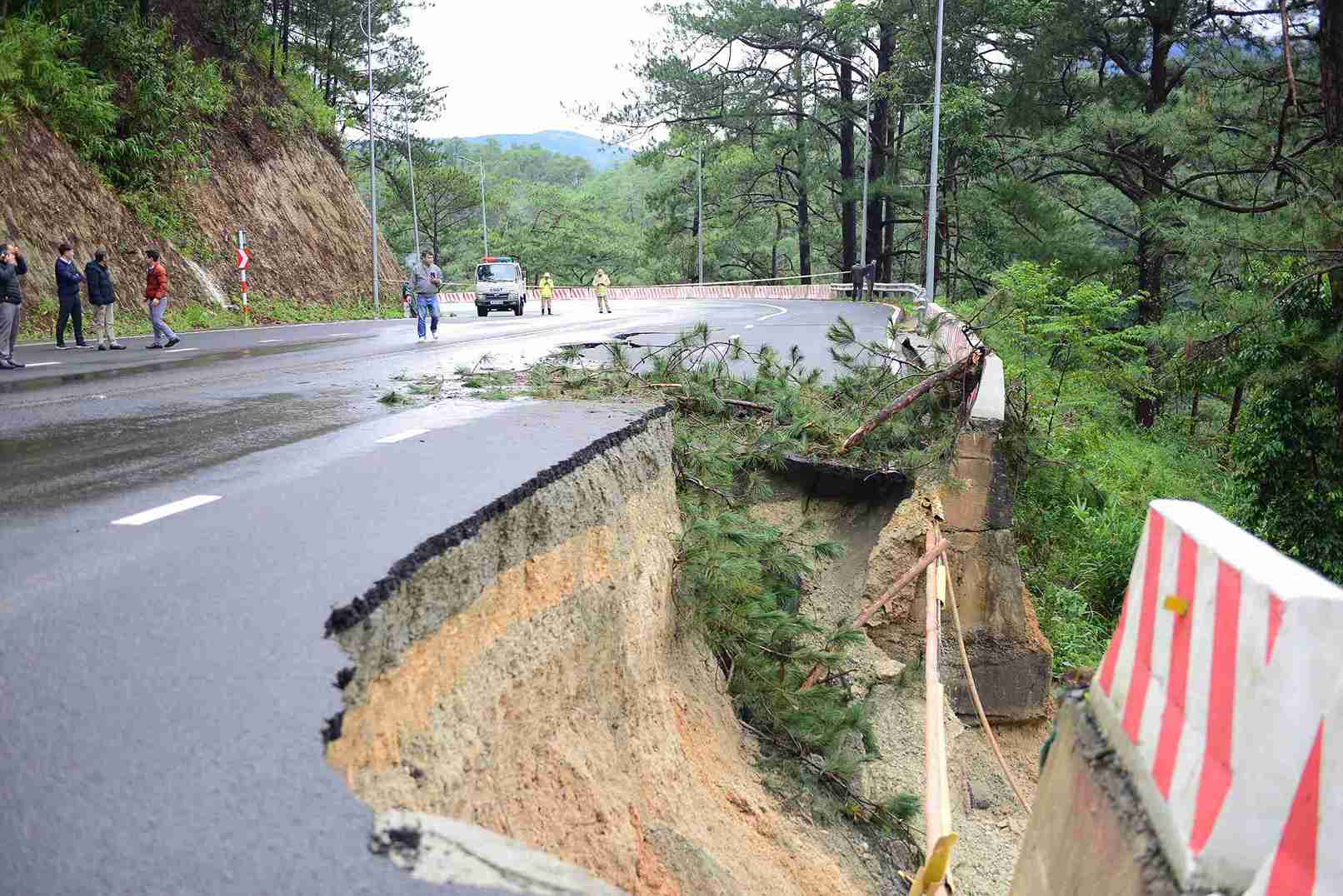 Deo Prenn cua ngo vao Da Lat tren Quoc lo 20 bi sat lo nghiem trong dang dong deo cam luu thong. Anh: Phuc Khanh