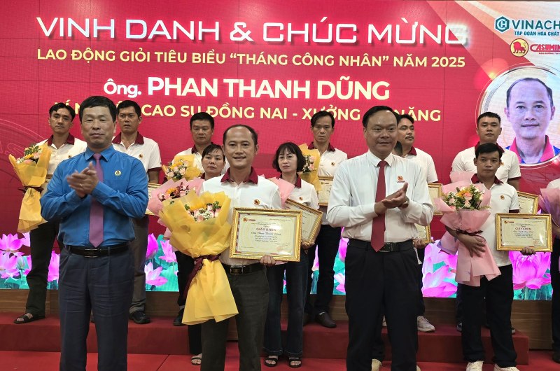 Cong tac thi dua, khen thuong cua cong doan gop phan dong vien, khich le kip thoi doan vien, CNVCLD va cac tap the co thanh tich xuat sac. Trong anh:  Cong doan va Cong ty CASUMINA khen thuong 100 lao dong gioi, lao dong tieu bieu. Anh: Nam Duong