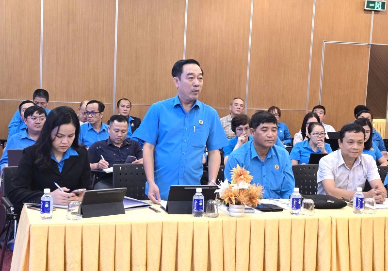 Dai bieu dong gop y kien hoan thien quy che khen thuong cua to chuc cong doan. Anh: Nam Duong