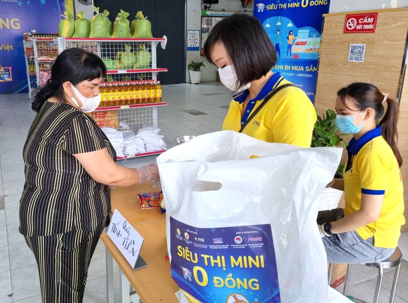 Mo hinh “Sieu thi 0 dong” do to chuc Cong doan thuc hien da giup cho nhieu doan vien, nguoi lao dong duoc ho tro luong thuc, thuc pham trong giai doan dich COVID-19 bung phat tai TPHCM. Anh: Nam Duong