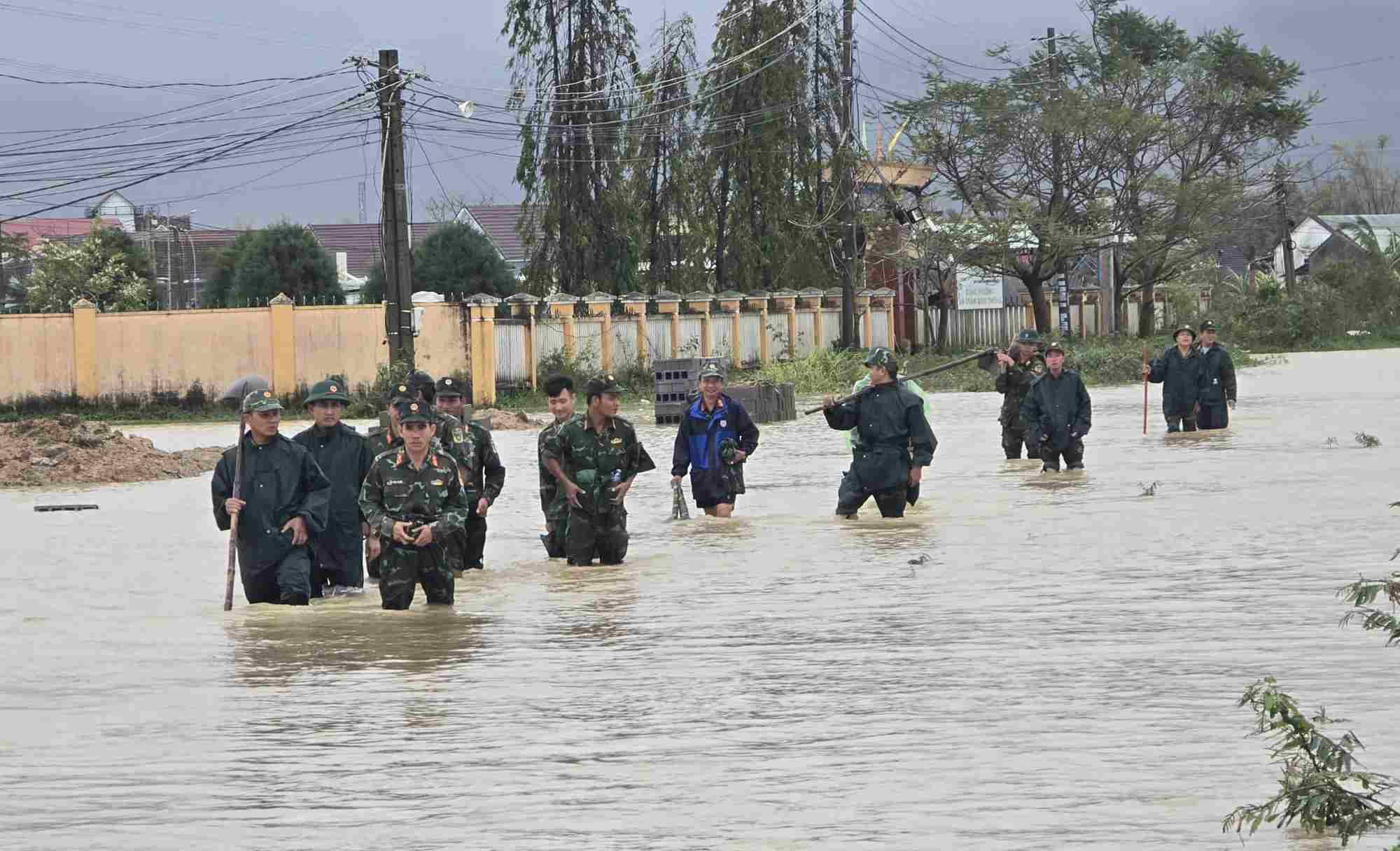 Cac don vi quan doi thuoc Quan khu 5 tiep tuc vao vung lu Dak Lak (Phu Yen cu) de giup dan. Anh: Van Vien