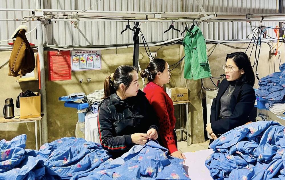 Thai Hoa phuong労働組合常務委員会が、市内のいくつかの企業の生産・事業状況を訪問、把握しています。写真:Nghe An労働組合