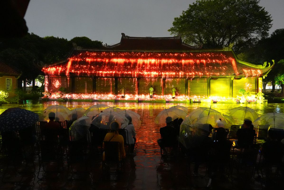The 3D Mapping film against the background of Thai Hoc in the Van Mieu night tour. Photo: Vu Linh