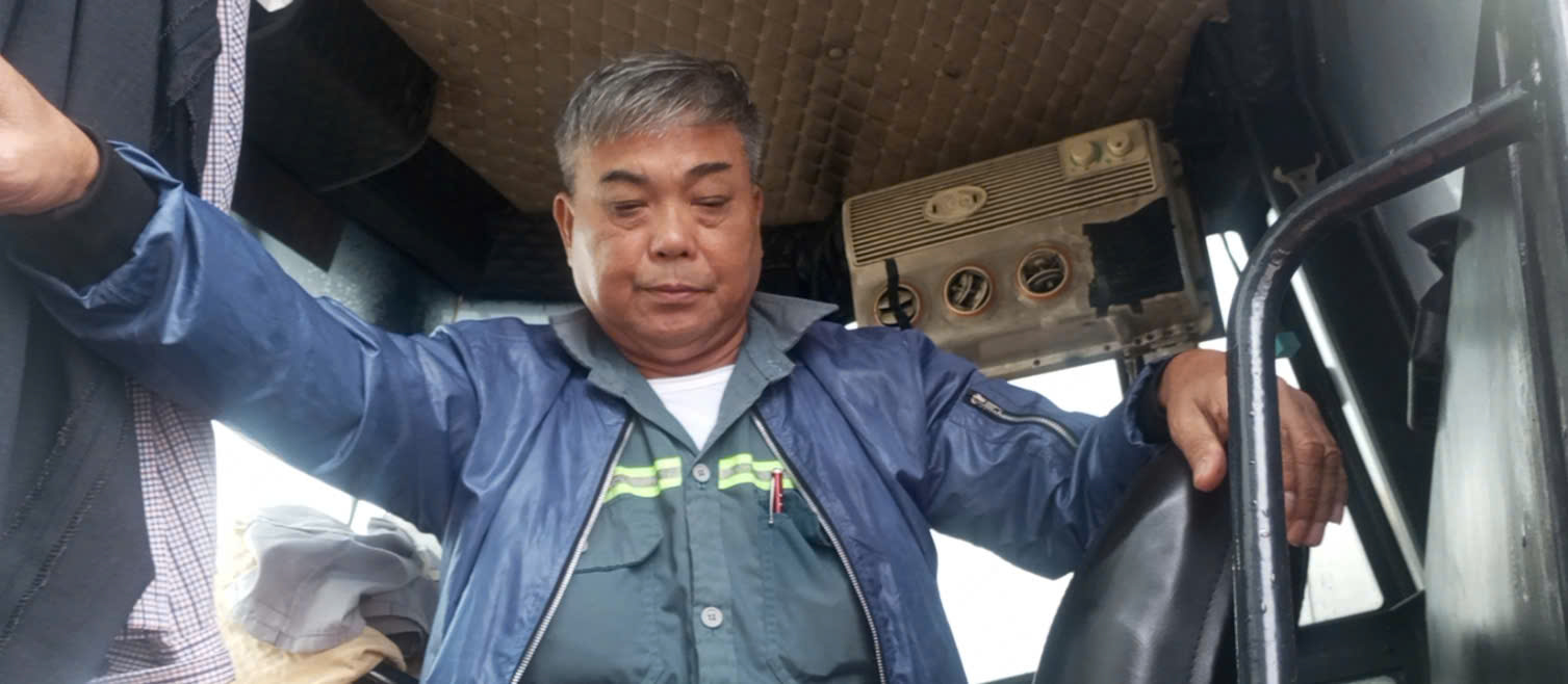 Con nhieu cong nhan dang ket lai, chua duoc di doi den noi an toan. Anh: Uy Nguyen