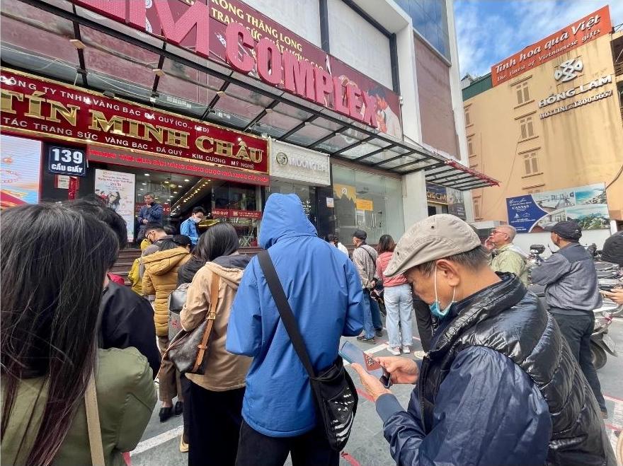 시민들이 직접 거래를 위해 상점 안으로 들어가기 위해 10명씩 줄을 서 있습니다. 사진: 하린