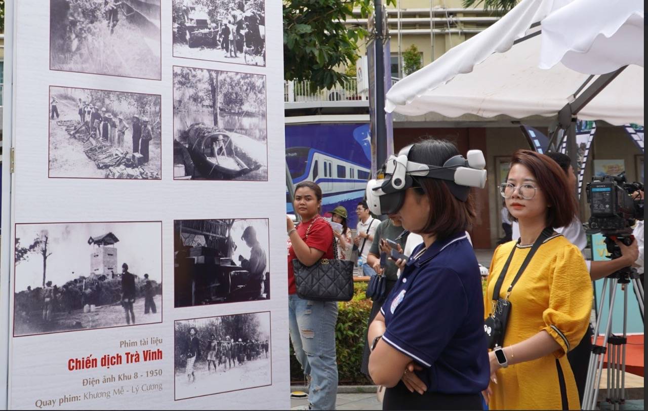 Visitors to the virtual reality technology exhibition in Ho Chi Minh City during the Vietnam Film Festival. Photo: Mai Anh.