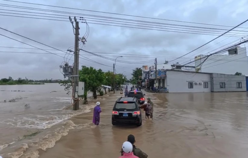 The convoy of Dak Lak Provincial Party Secretary's vehicles supports people to overcome the section of floodwaters. Photo: Minh Phuong