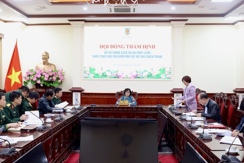 Hội đồng thẩm định hồ sơ chính sách dự án Pháp lệnh Khắc phục hậu quả bom mìn sau chiến tranh. Ảnh: Bộ Tư pháp