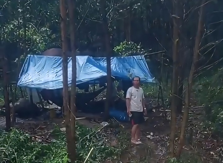 A group of citizens from Quang Ngai province who work for hire were isolated in the forest in Khanh Hoa province due to floodwaters, including 1 person who died. Photo: Ba Xa Commune People's Committee