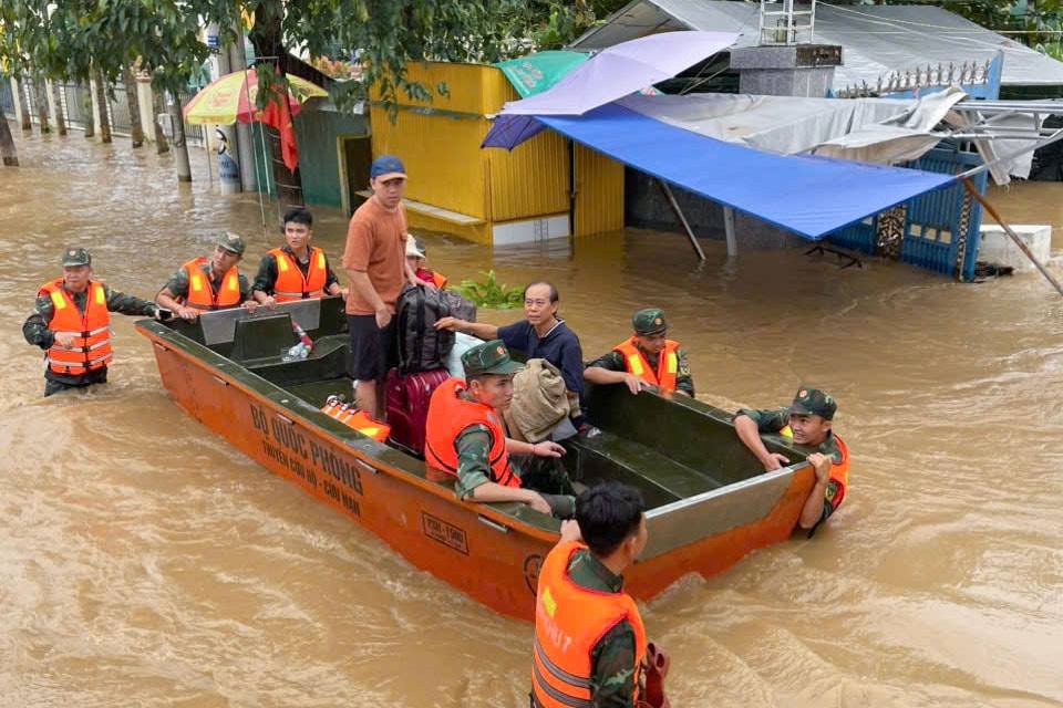 More than 1,500 households living along the Dong Nai and Lam Dong rivers that were deeply flooded were evacuated to safety by rescue forces. Photo: Provided by rescue forces