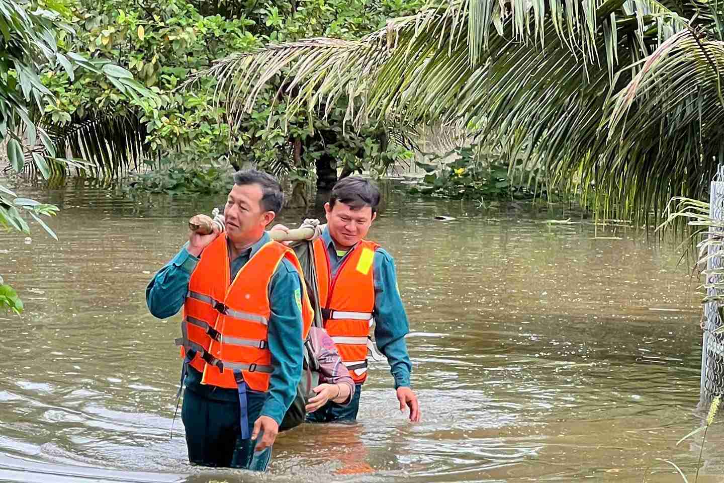 Luc luong dan quan dua nguoi dan ra khoi cac khu vuc bi ngap sau ven song Dong Nai. Anh: Luc luong cuu ho cung cap