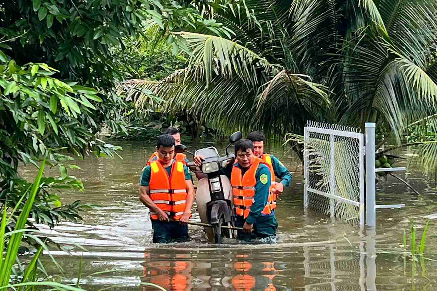 Dan quan xa Cat Tien 2 ho tro nguoi dan dua tai san ra khoi cac khu vuc ngap sau. Anh: Van Dai