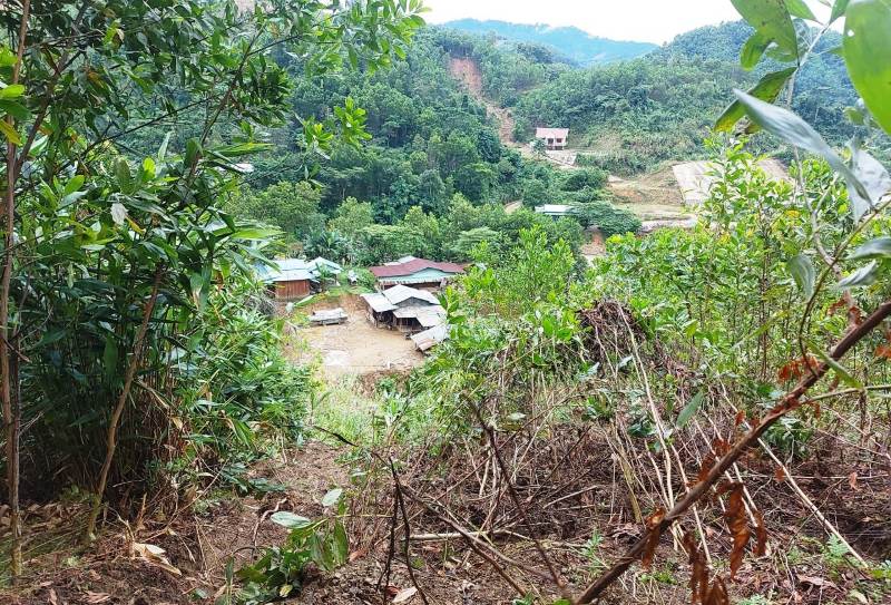 Xa Dac Pring, Da Nang bao dong do sat lo, vet nut dai 150m de doa mang song hang chuc nguoi dan. Anh: Truong An