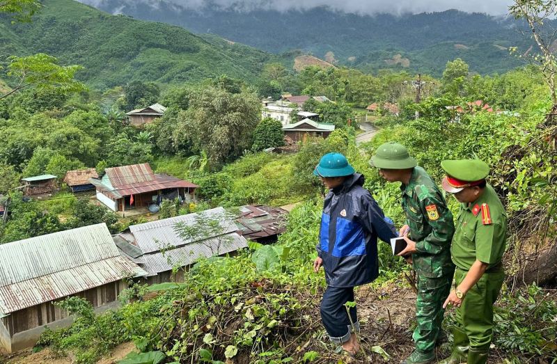 Xa Dac Pring, TP. Da Nang so tan dan khoi khu vuc nguy co sat lo va tiep te luong thuc, nhu yeu pham, dam bao doi song. Anh: Truong An