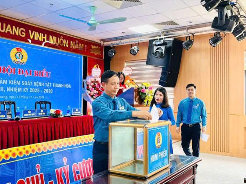 代表者は投票で2025年から2030年の任期の執行委員会を選出します。写真: タインホア労働組合