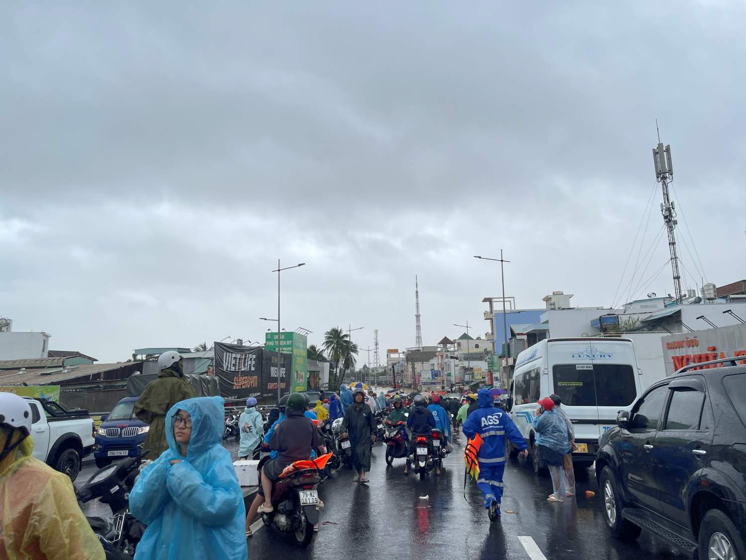 Sang 21.11 rat dong nguoi dan va phuong tien tren vong xoay Ngoc Hoi. Anh: Phuong Linh