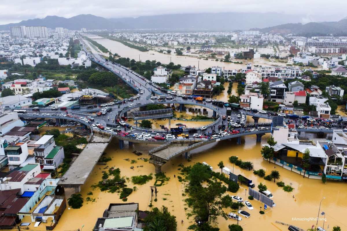 Khanh Hoa provincial authorities have asked people to get their vehicles out of the Ngoc Hoi roundabout area to avoid traffic congestion and limit the load on the bridge. Photo: Quynh Long Hai