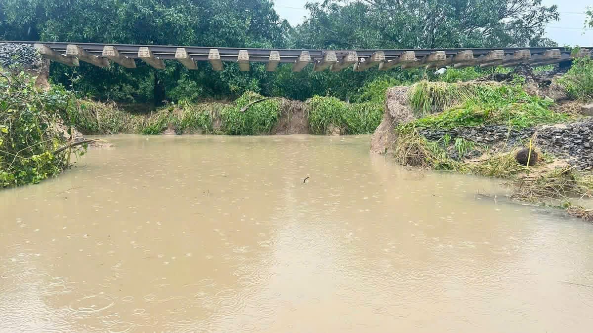 El ferrocarril Norte-Sur se erosiona gravemente en un area de la provincia de Khanh Hoa. Foto: Ha Sy