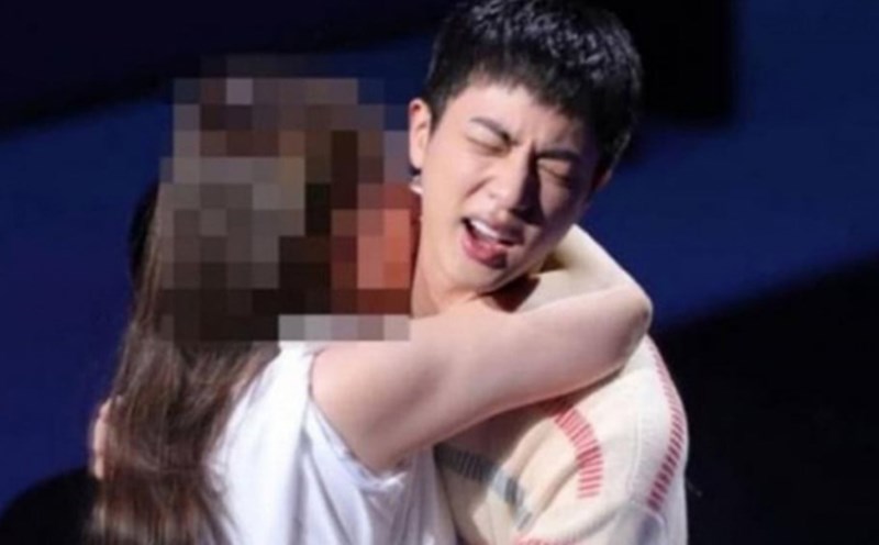 Người phụ nữ cưỡng hôn Jin (BTS) đối diện án phạt hình sự