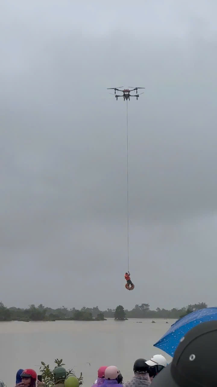 Luc luong chuc nang dung may bay khong nguoi lai cuu song nan nhan trong nuoc lu. Anh: Cong an cung cap