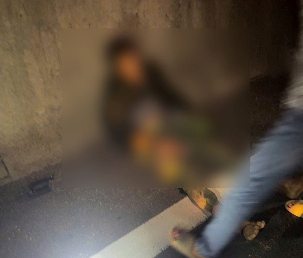 Thoi diem nguoi dan ong di bo tren cao toc, xay ra va cham voi xe tai. Anh: Cong an 