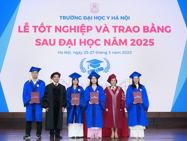 ハノイ医科大学での学士号授与式の医師たち。写真:VNU