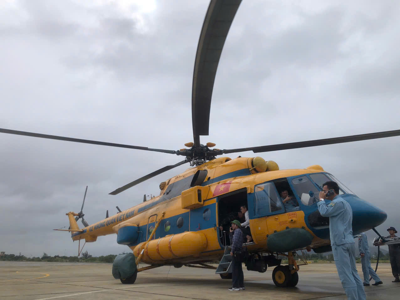 국방부는 헬리콥터에 홍수 피해 지역 주민들에게 식량을 공급할 준비를 하도록 요청했습니다. 사진: 제5군구