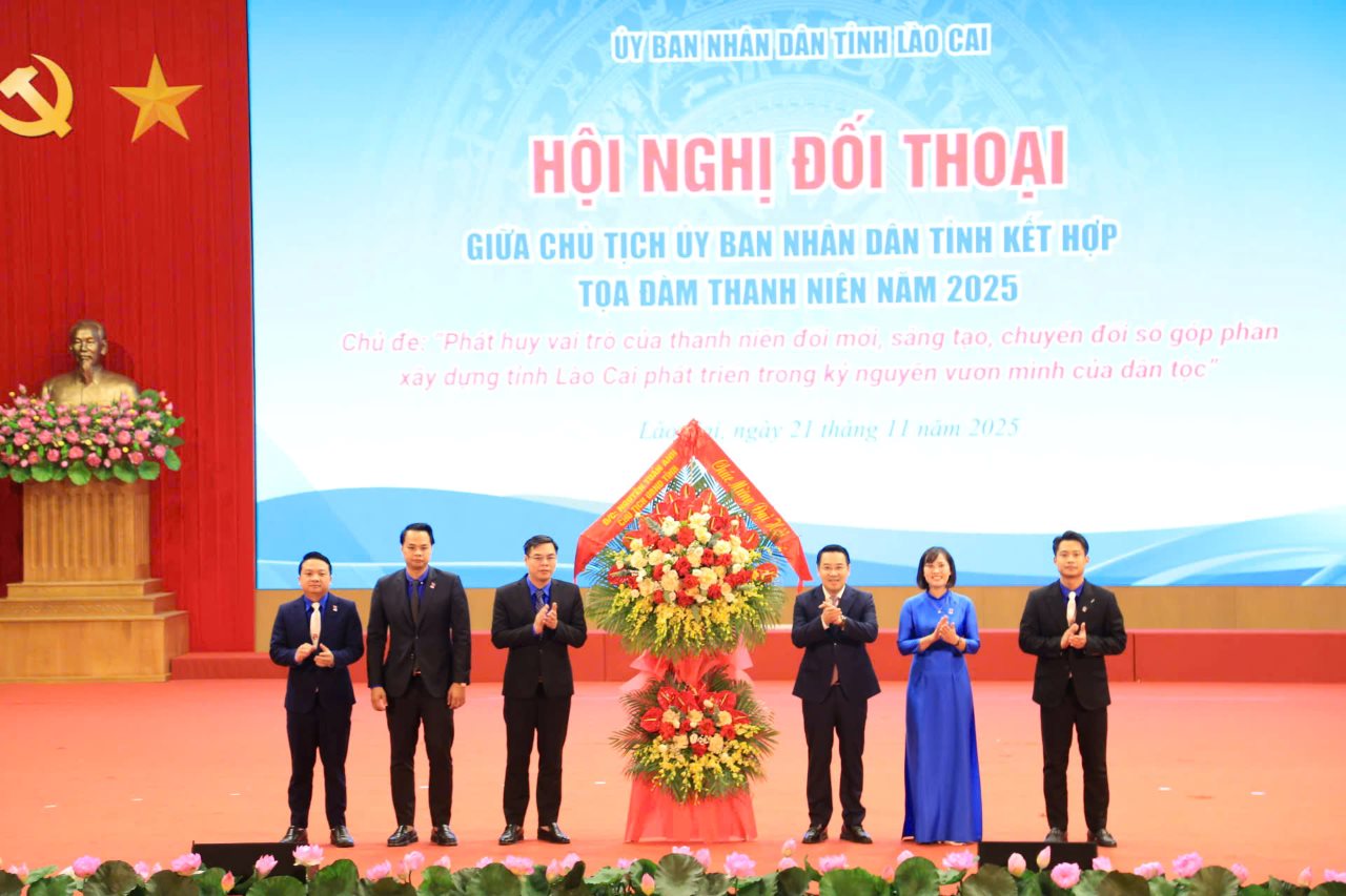 Chu tich UBND tinh Lao Cai tang hoa chuc mung buoi doi thoai. Anh: Van Duc