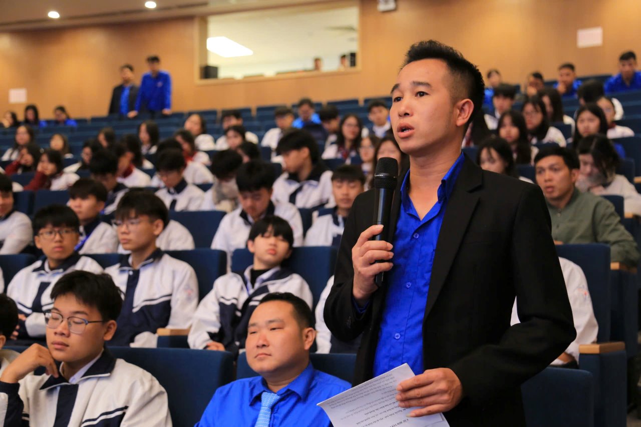 Dai dien thanh nien dat cau hoi doi voi lanh dao tinh ve viec tiep can nguon von vay uu dai cho thanh nien khoi nghiep. Anh: Van Duc