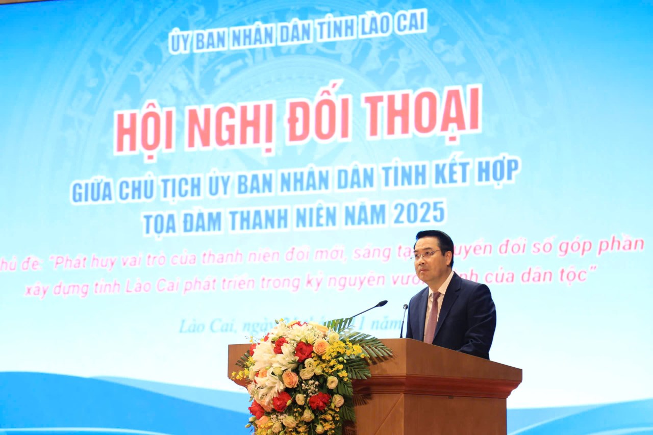 Ong Nguyen Tuan Anh - Chu tich UBND tinh Lao Cai phat bieu tai buoi doi thoai. Anh: Van Duc