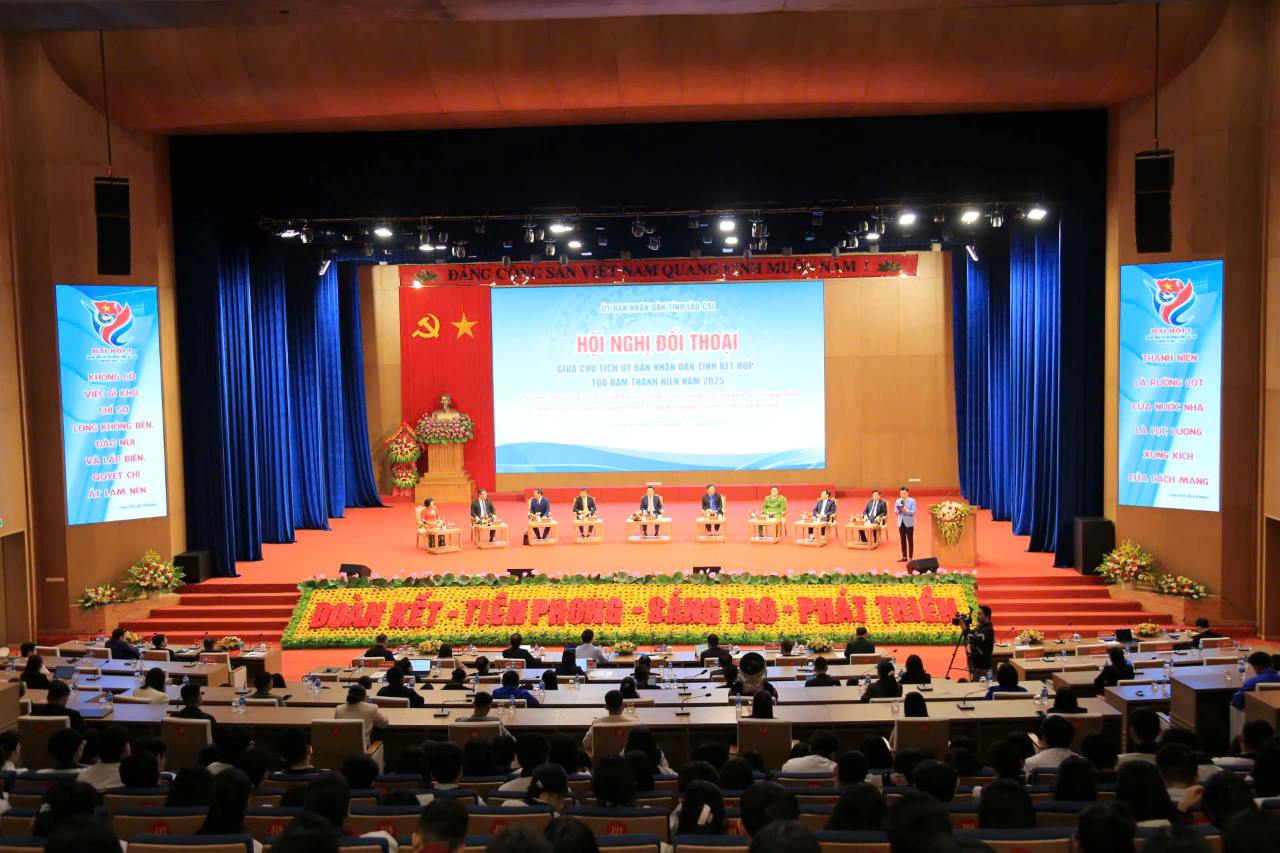 라오까이 청년과 성 지도자 간의 대화는 많은 중요한 내용으로 진행되었습니다. 사진: Van Duc.