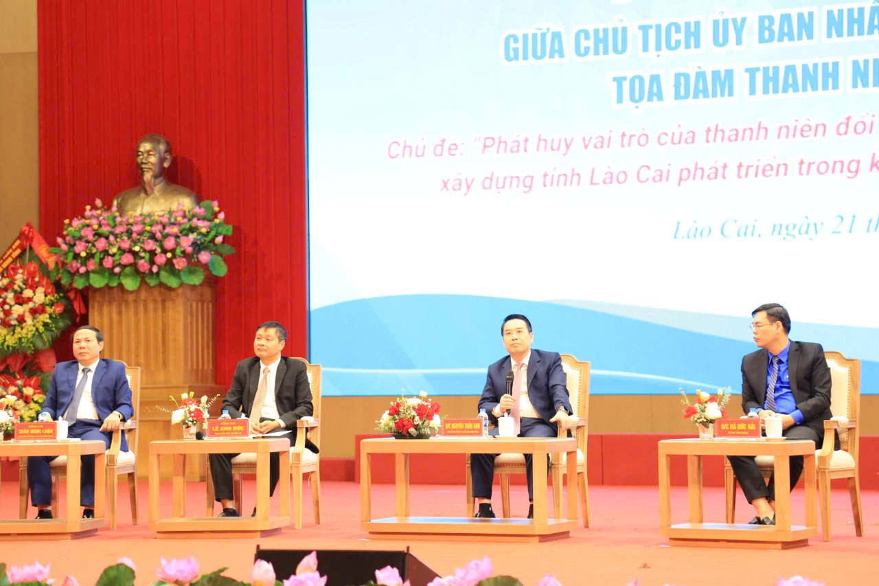 Ong Nguyen Tuan Anh - Chu tich UBND tinh giai dap nhung cau hoi doi voi viec tiep can nguon von vay cho thanh nien khoi nghiep. Anh: Van Duc