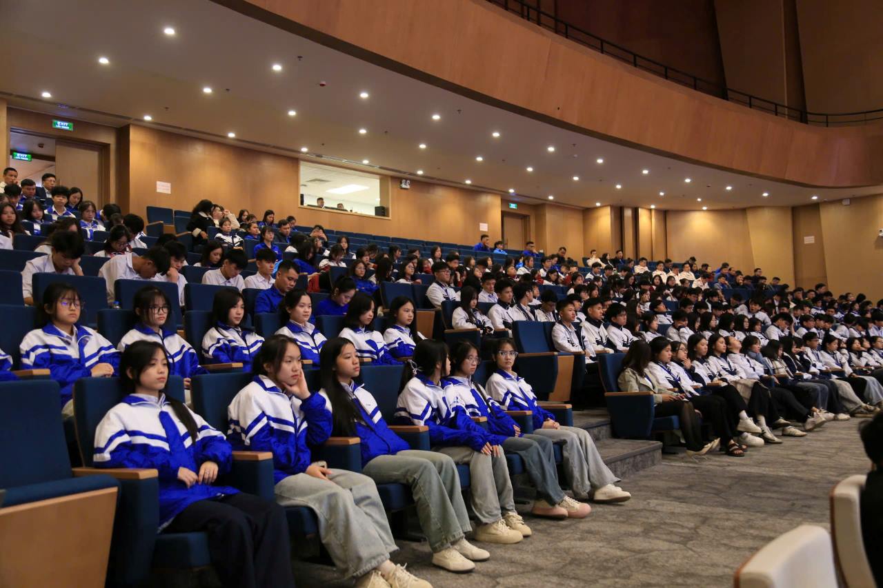 Hon 300 doan vien, thanh nien tham du chuong trinh doi thoai. Anh: Van Duc