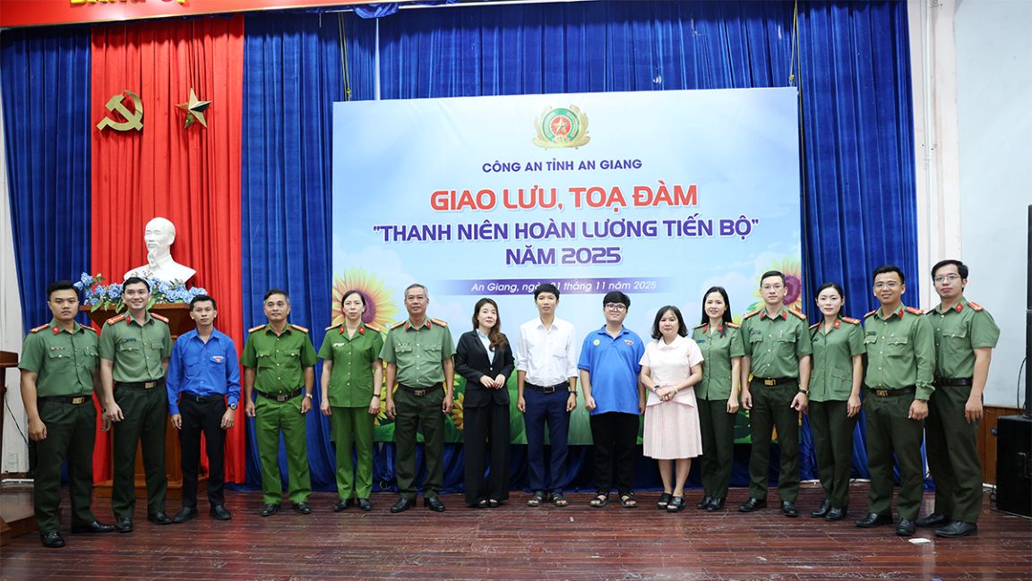 Dai bieu giao luu, toa dam va gioi thieu viec lam cho thanh nien hoan luong tien bo. Anh: Vu Tien