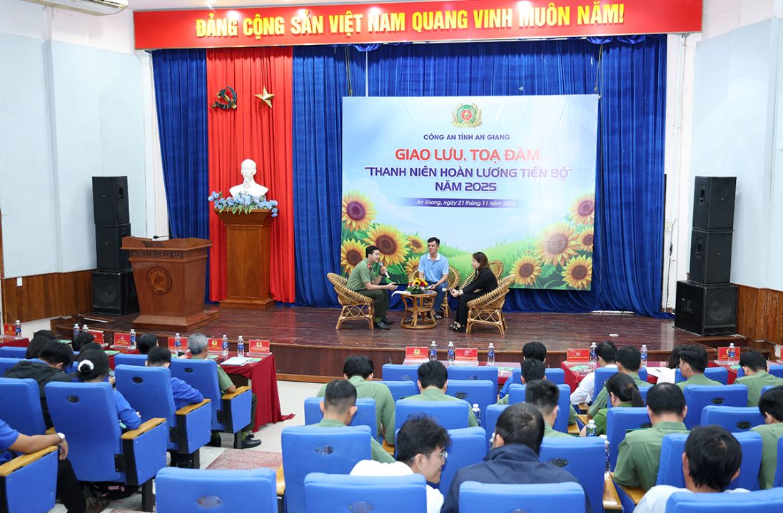 Quang canh buoi giao luu, toa dam va gioi thieu viec lam cho thanh nien hoan luong tien bo. Anh: Vu Tien