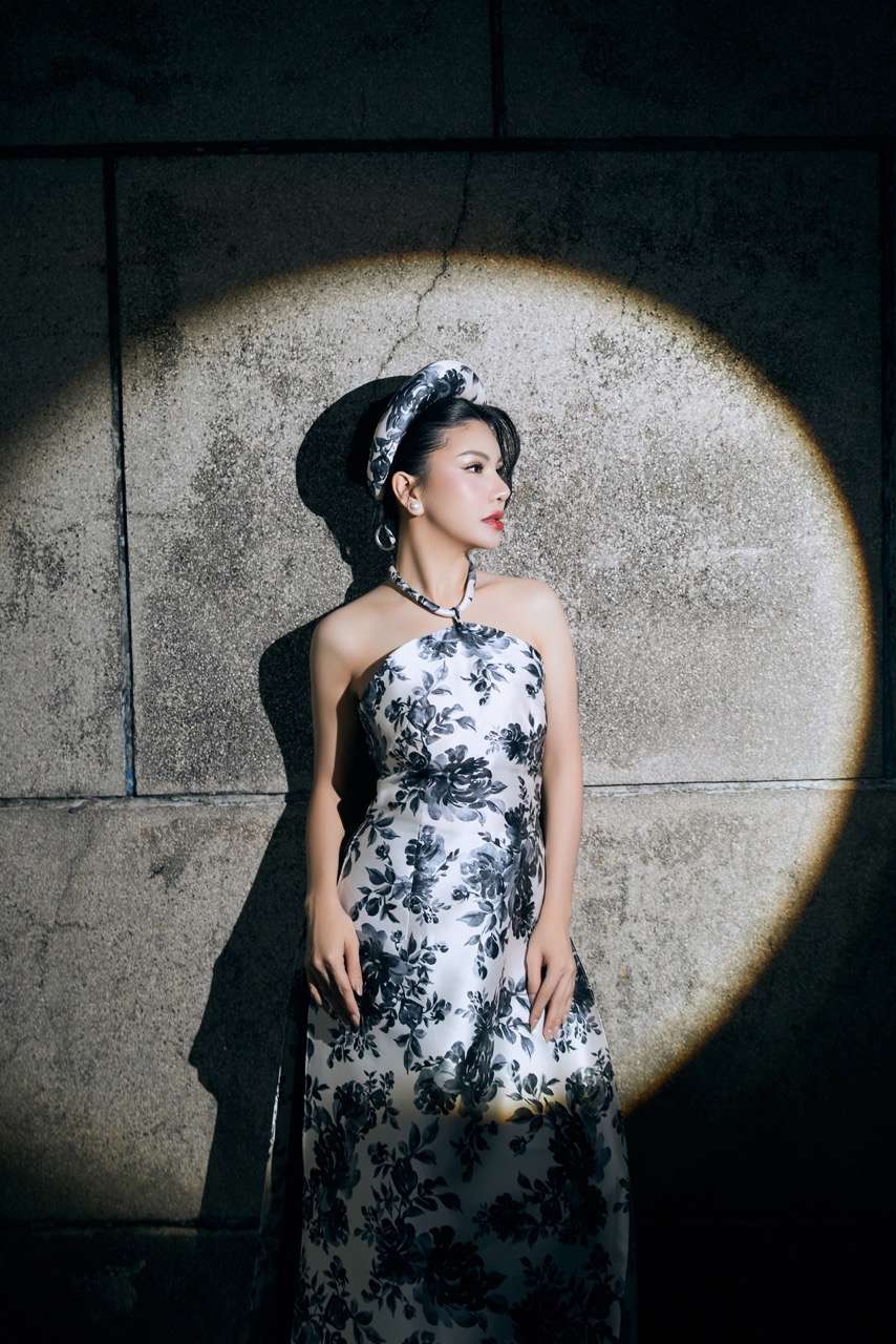  Khong da hoi cau ky, khong trang suc lap lanh, nguoi dep gay thien cam voi ta ao dai truyen thong ket hop khan van, tao nen bo anh thoi trang dam chat Viet va giau cam xuc tri an.  