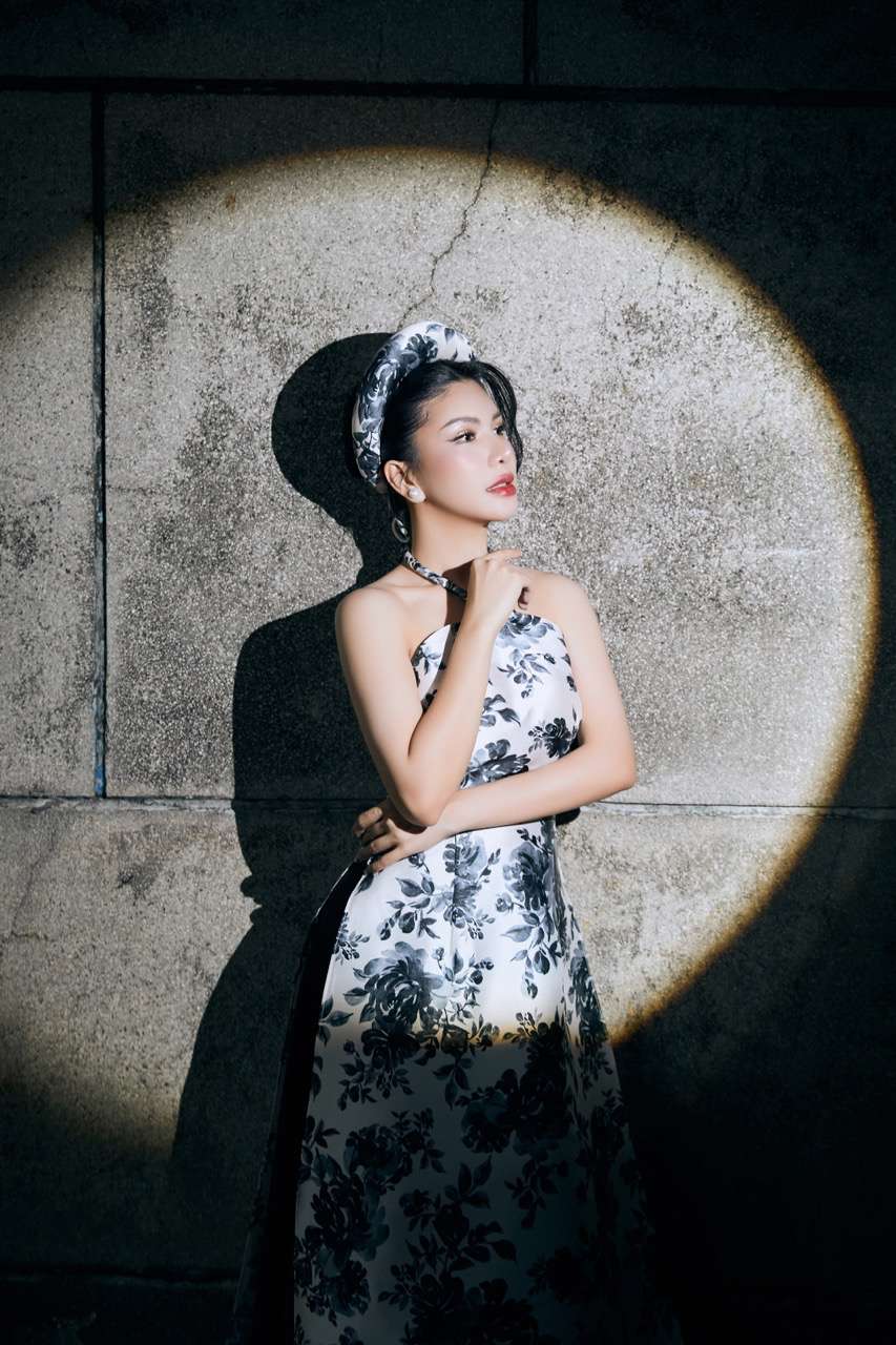 Trong loat khoanh khac duoc ghi lai tai san khau, Loan Vuong giu tron ve thanh lich, nhe nhang. Ta ao dai gian di giup co noi bat theo cach rieng: khong pho truong, khong can diem nhan hao nhoang nhung van thu hut anh nhin boi than thai diem dam va khi chat cua mot nguoi phu nu truong thanh.   