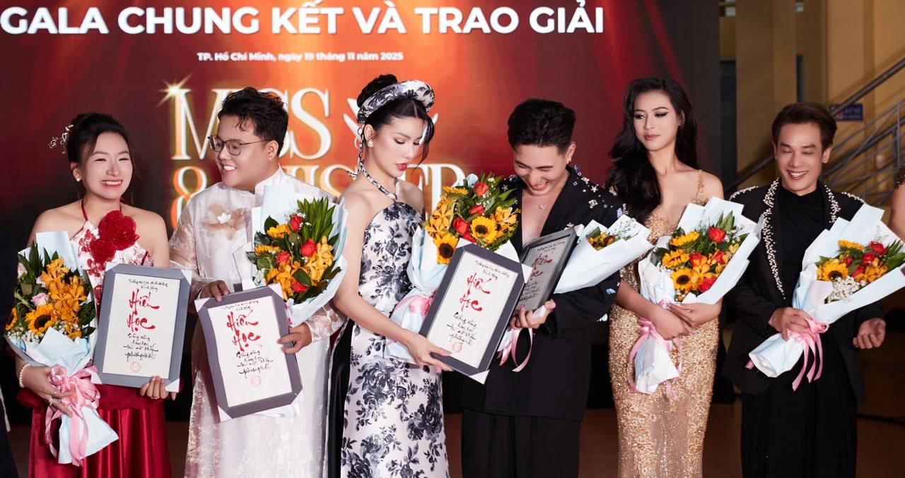 Nhin cac ban tre tu tin toa sang, Loan Vuong thua nhan minh nhu duoc tiep them nhiet huyet. Co nho lai hanh trinh 17 nam truoc, khi lan dau du thi Hoa hau du lich Viet Nam va lot top 5 chung cuoc. 