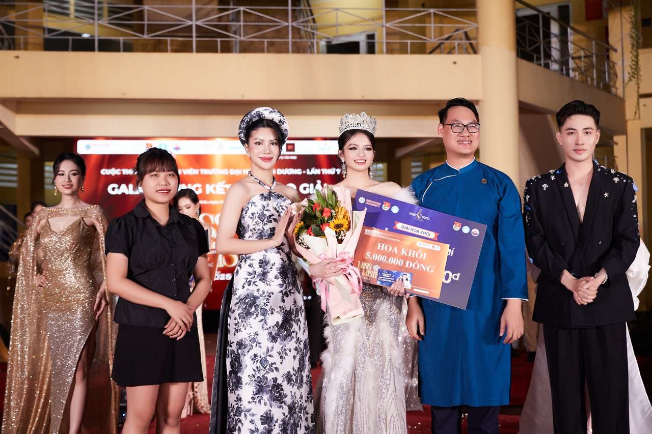 Hien la tiep vien truong cua hang hang khong quoc gia, dong thoi theo hoc hai chuong trinh Thac si nganh Luat va Quan ly Kinh te, nguoi dep 8X cho rang phu nu se luon dep hon khi dam buoc ra khoi vung an toan va nuoi duong suy nghi tich cuc.