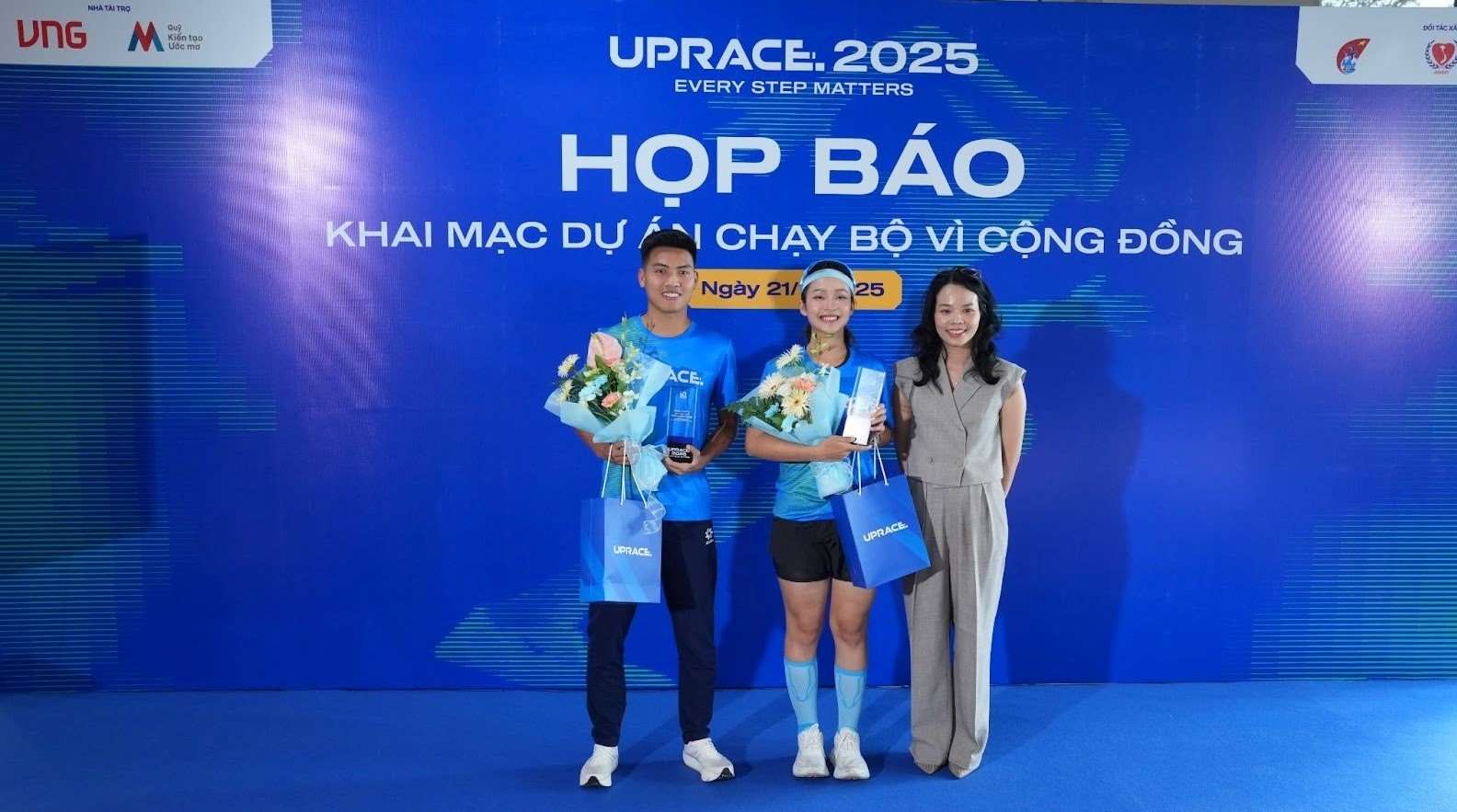 Dai su cua du an chay bo UpRace 2025: Dien vien Kha Ngan va van dong vien dien kinh Tran Van Dang. Anh: Hoang Huy