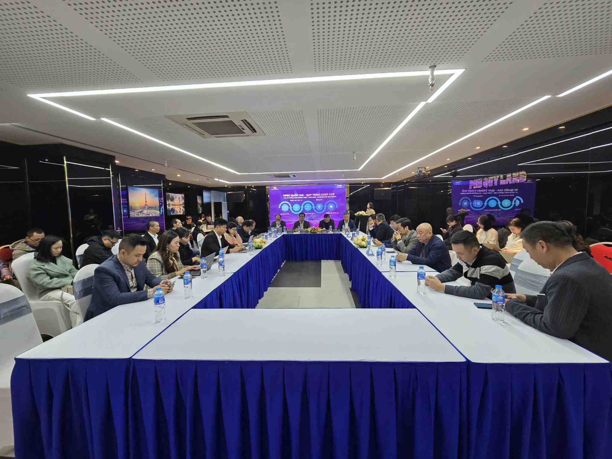 베트남 부동산 시장 포럼 - VREF 2026 발표 기자 회견에서 VARS 회장인 응우옌 반 딘 씨는 금리가 인상되면 투자 활동이 감소할 것이라고 말했습니다. 사진: 조직위원회